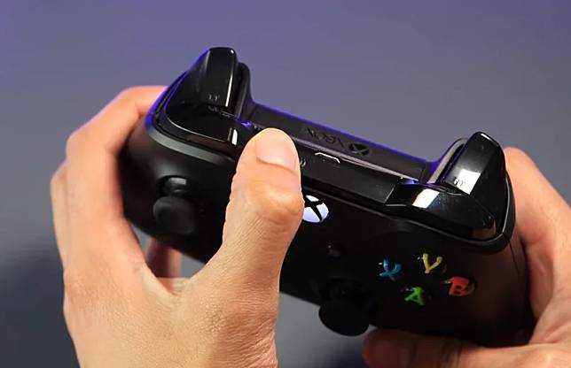 用 PlayStation、Switch、Xbox 游戏控制器玩 iPhone 模拟器
