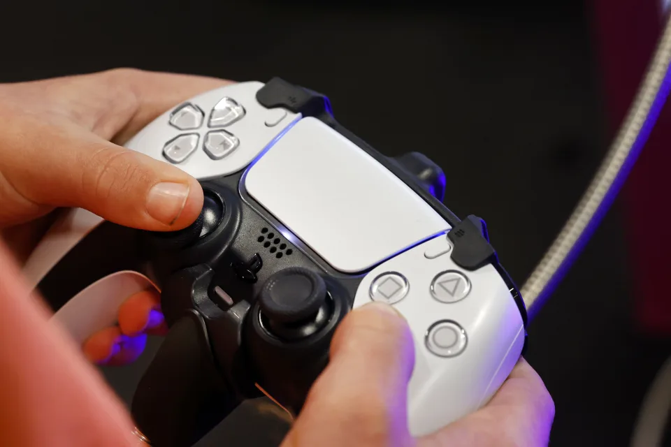 PS5主机推出「手把智能充电」功能保护电池，但要使用有前提