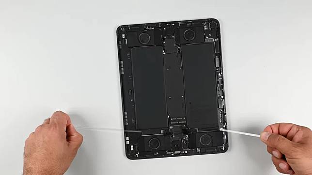 iFixit 拆解 M4 iPad Pro 揭示内部奥秘