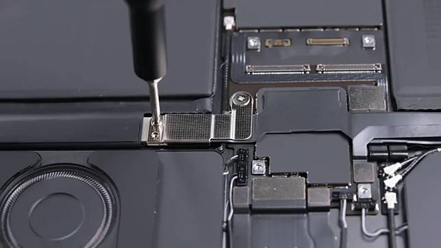 iFixit 拆解 M4 iPad Pro 揭示内部奥秘