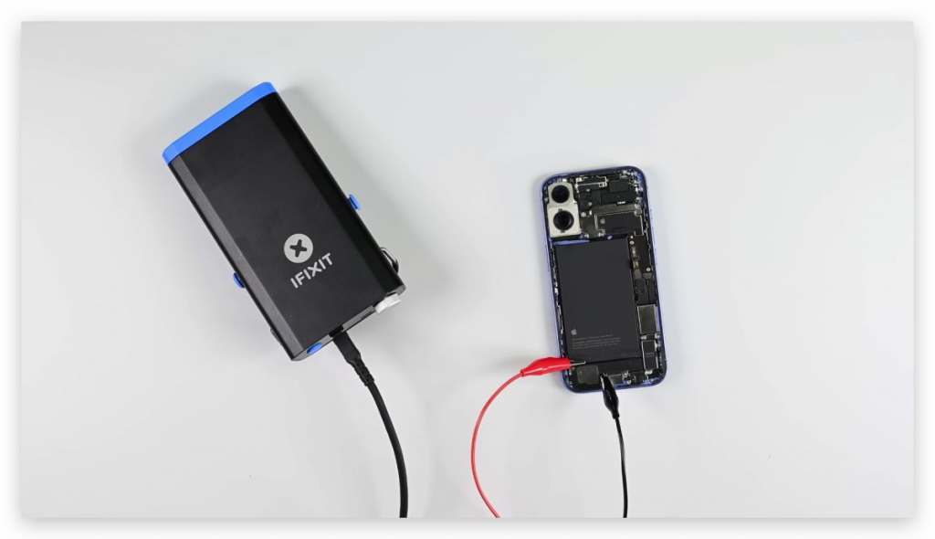 iPhone 16 基础款电池采用新「导电去胶」技术，施加电压即可轻松拆卸电池