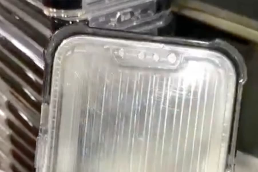 iPhone SE 4 模具正面与安装保护壳画面，模具顶部能看出Face ID辨识模块