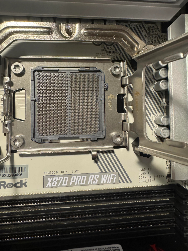 网友玩游戏时AMD Ryzen 9 9950X3D突然烧毁，仅使用三周