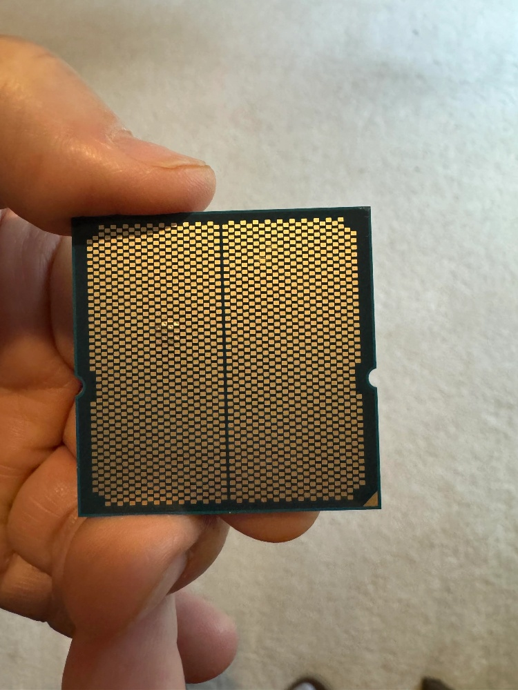 网友玩游戏时AMD Ryzen 9 9950X3D突然烧毁，仅使用三周