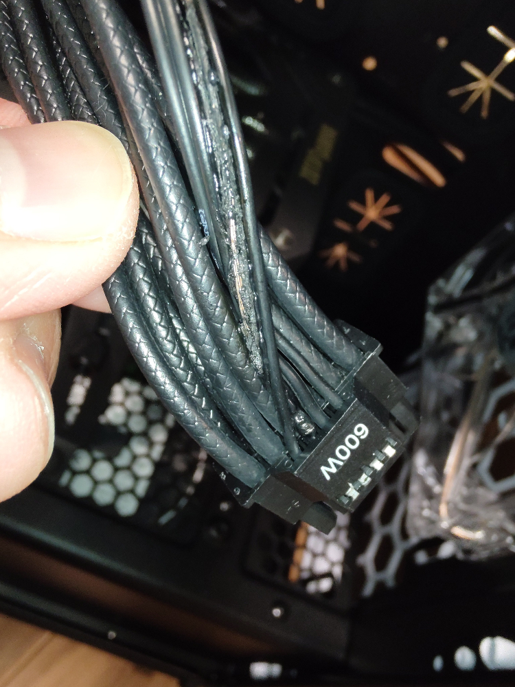 没想到连RTX 5070也发生，国外用户使用后电源线熔化