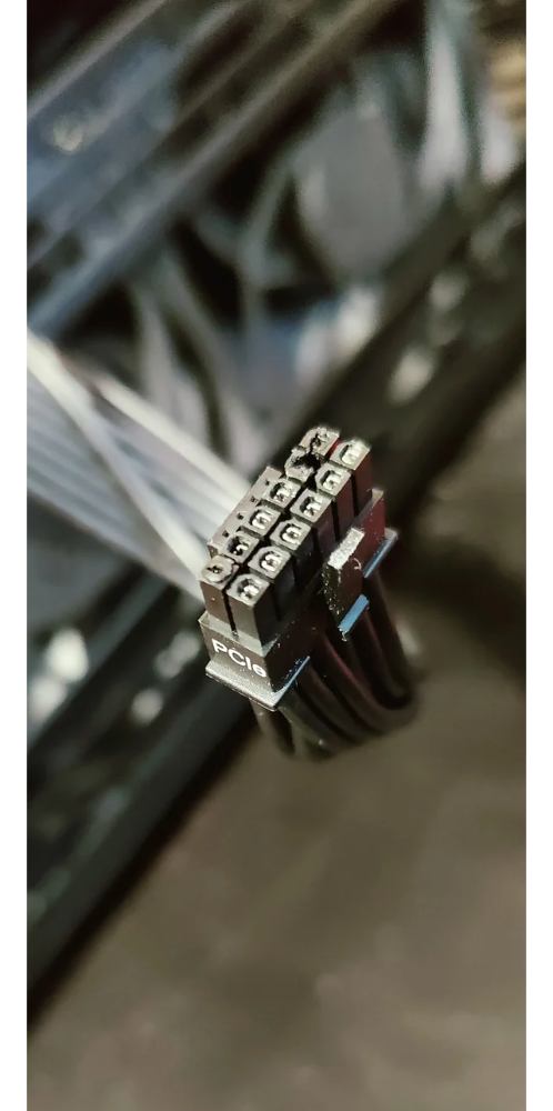不是吧？ 又一个RTX 5090烧毁案例现身，连接线熔化状况有一点严重 -掘金咖