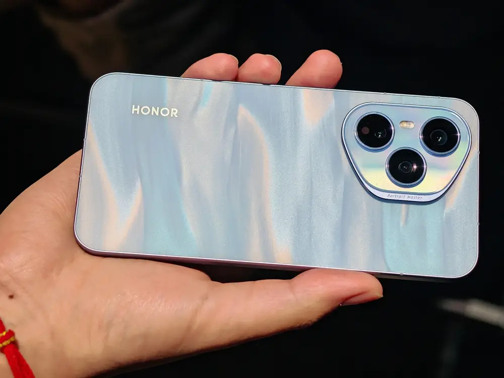 HONOR 400 Pro 真机现身，官方：流光织锦工艺，每部独一无二