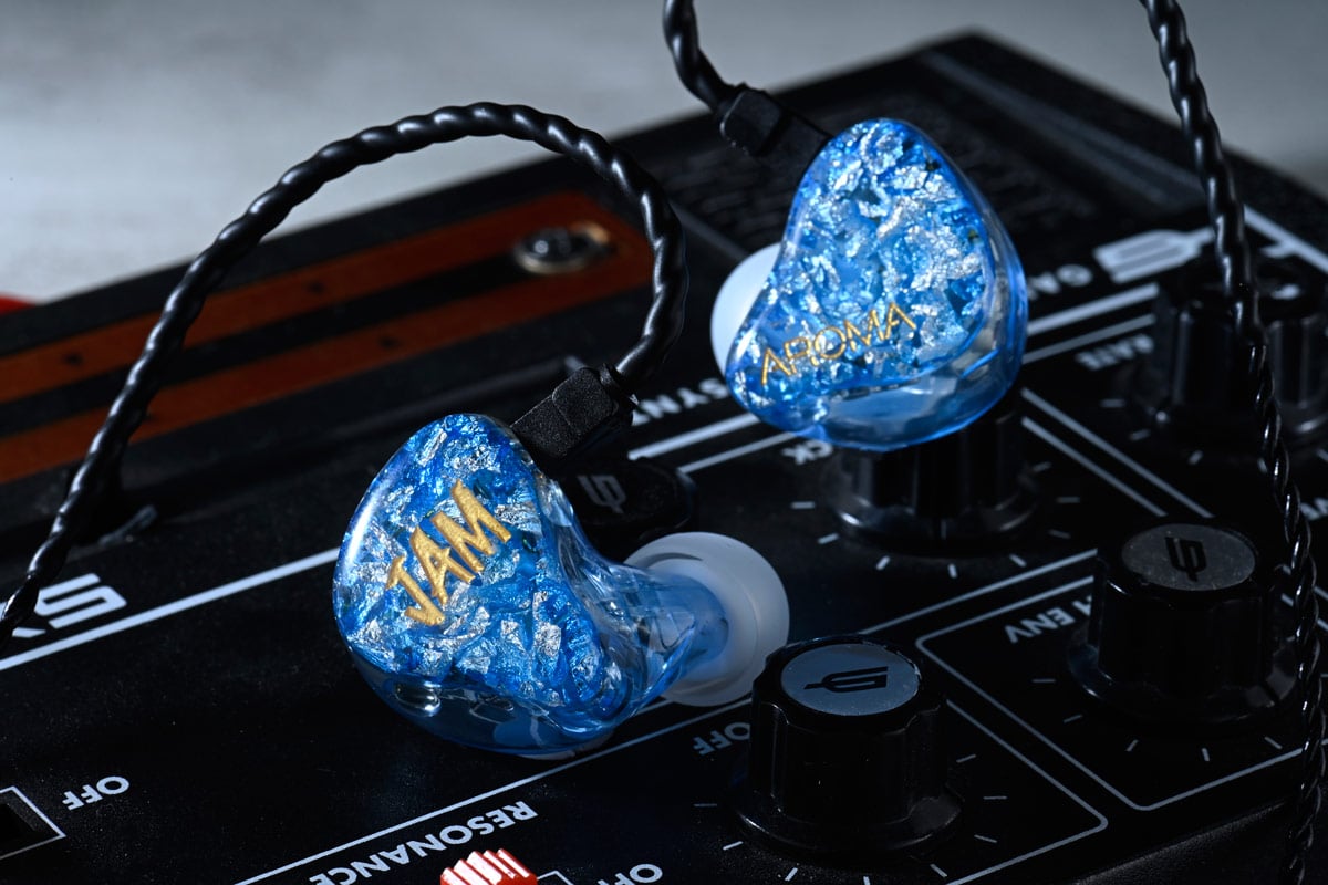 本地音響品牌 AROMA Audio 一直致力研發不同客群的產品,不單止照顧「發燒」級玩家,最新的兩款耳機 Jam 和 Neo,是與 JamintheRoom 獨立音樂品牌合作推出,根據眾多本地音樂人試聽及討論後的要求進行調聲,成就了為音樂人而誕生的耳機。