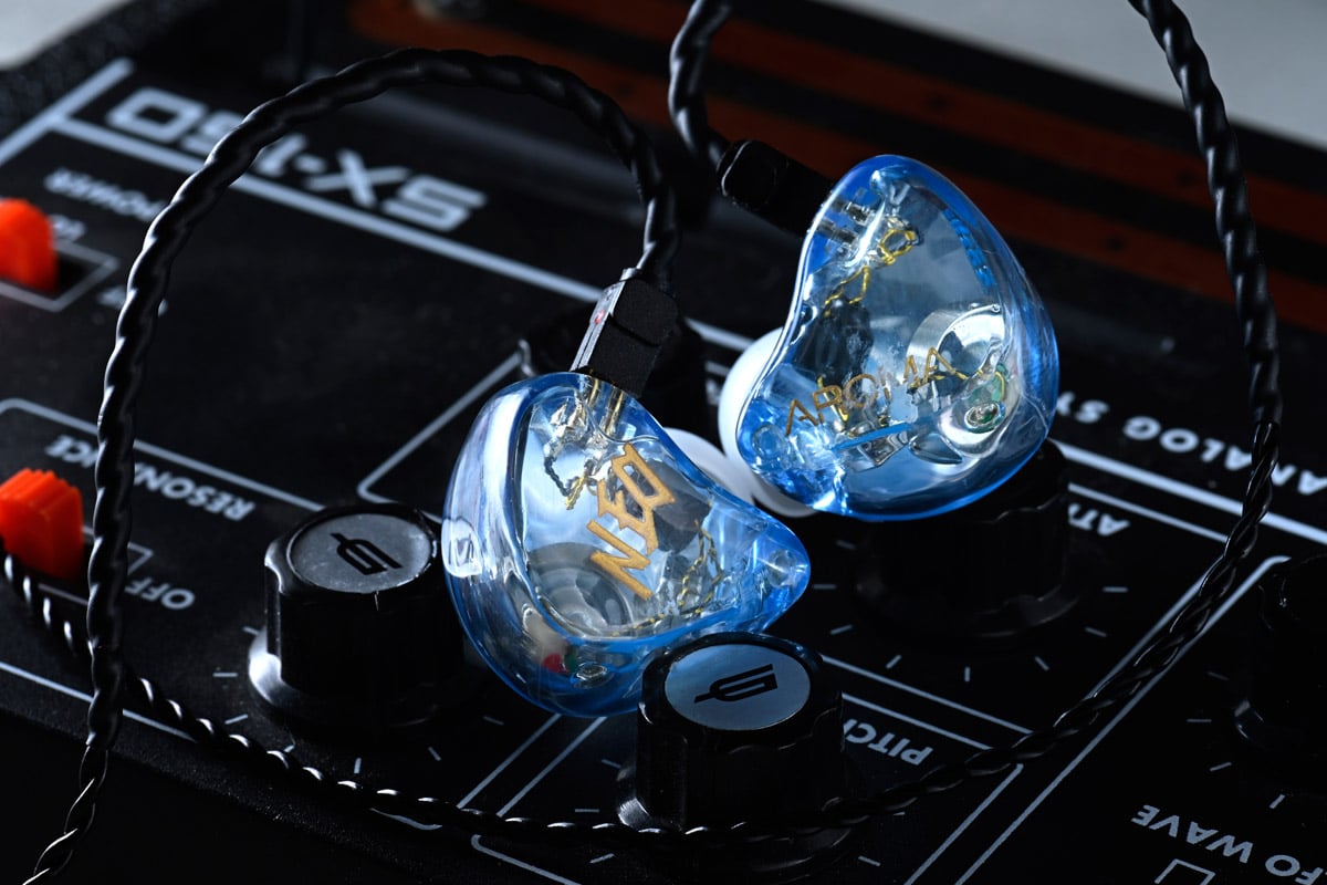 本地音響品牌 AROMA Audio 一直致力研發不同客群的產品,不單止照顧「發燒」級玩家,最新的兩款耳機 Jam 和 Neo,是與 JamintheRoom 獨立音樂品牌合作推出,根據眾多本地音樂人試聽及討論後的要求進行調聲,成就了為音樂人而誕生的耳機。
