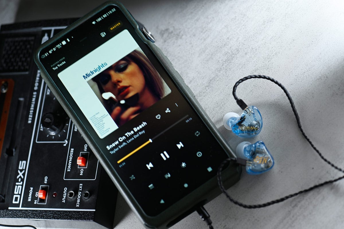 本地音響品牌 AROMA Audio 一直致力研發不同客群的產品,不單止照顧「發燒」級玩家,最新的兩款耳機 Jam 和 Neo,是與 JamintheRoom 獨立音樂品牌合作推出,根據眾多本地音樂人試聽及討論後的要求進行調聲,成就了為音樂人而誕生的耳機。