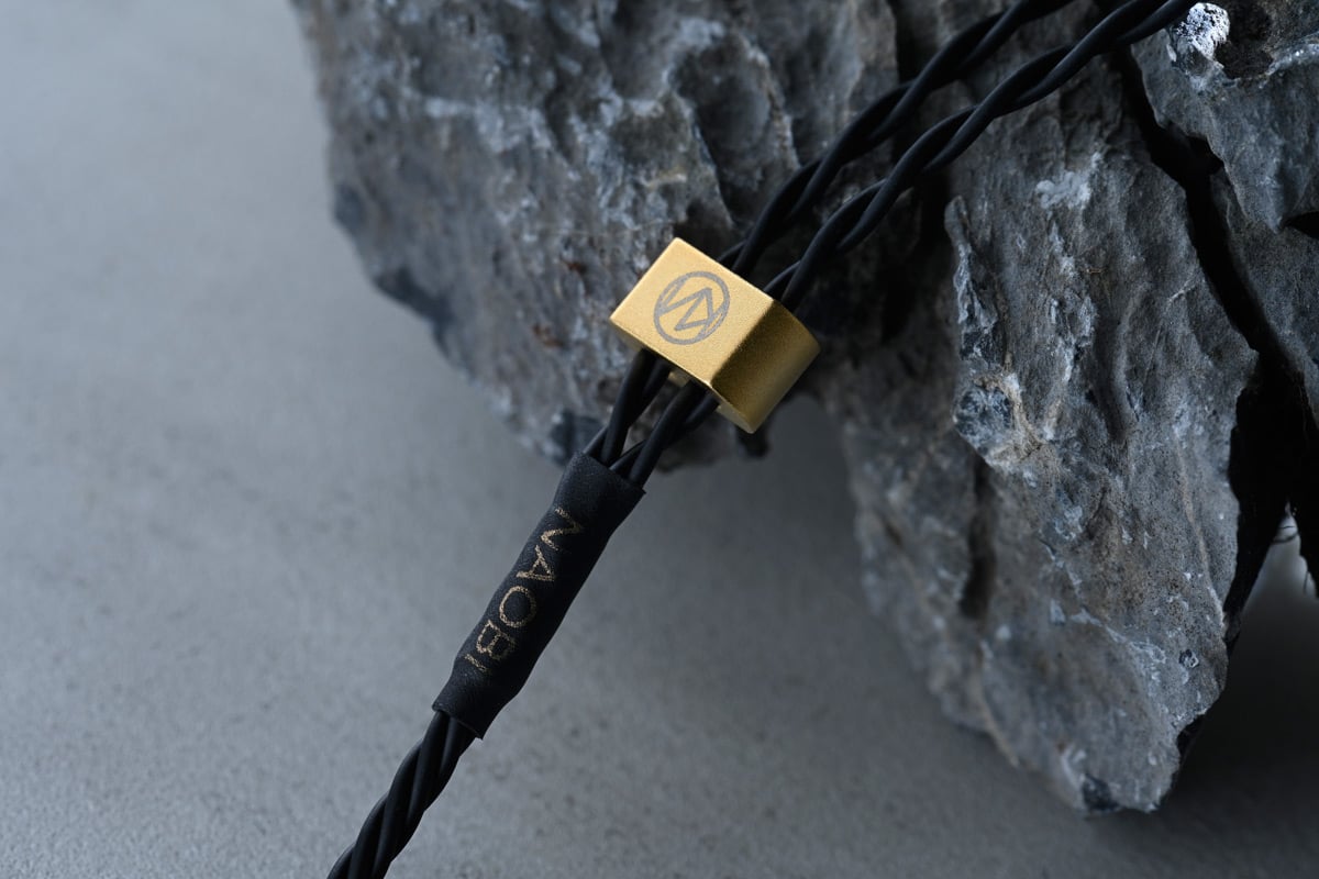Brise Audio NAOBI-LE向来是品牌最轻巧的线材,近日推出升级版NAOBI-Ultimate,沿用NAOBI线芯设计,配以YATONO-Ultimate独有屏蔽技术,并换上专为Ultimate系列而开发的高质插头和Slider,成就了NAOBI-Ultimate既是轻巧幼身的款式,又有强劲规格的型号。