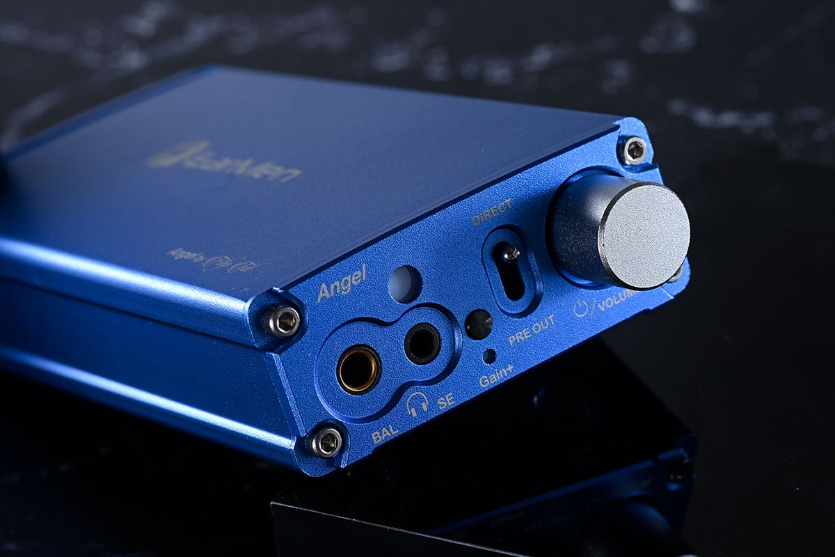 继推出TR-Amp、Sparrow等受欢迎产品之后,EarMen带来了高端全平衡架构的高性能便携解码耳扩Angel。 支持了 PCM 32bit/768kHz、DSD512、MQA 解码的高规格,还有 3,000mAh × 2 的高电量,再加上 3.5mm、4.4mm 耳机及 Line-out 的齐全接驳,桌面和便携两用,到底实际应用和音质表现如何? 今次就详细测试一下。