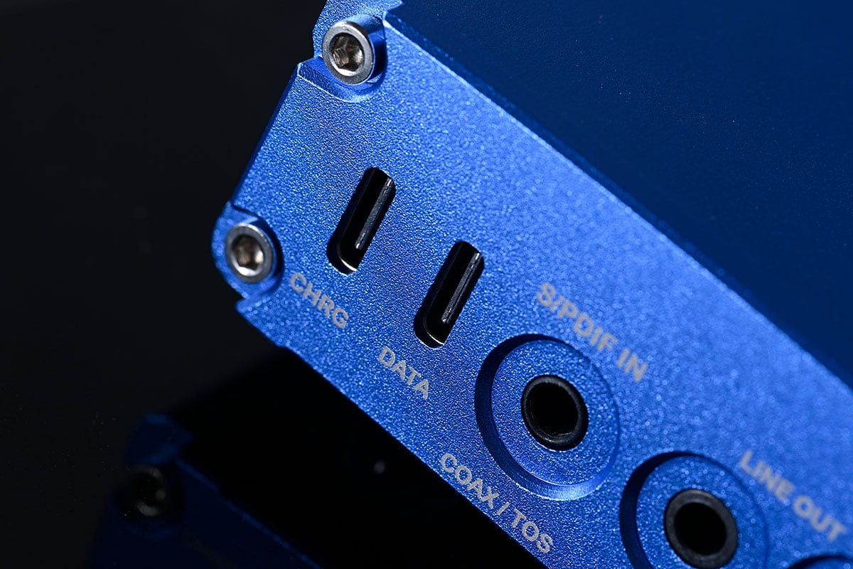 继推出TR-Amp、Sparrow等受欢迎产品之后,EarMen带来了高端全平衡架构的高性能便携解码耳扩Angel。 支持了 PCM 32bit/768kHz、DSD512、MQA 解码的高规格,还有 3,000mAh × 2 的高电量,再加上 3.5mm、4.4mm 耳机及 Line-out 的齐全接驳,桌面和便携两用,到底实际应用和音质表现如何? 今次就详细测试一下。