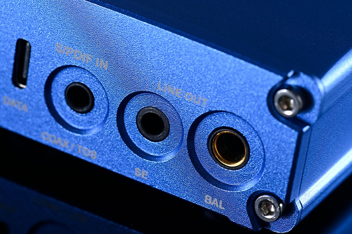 继推出TR-Amp、Sparrow等受欢迎产品之后,EarMen带来了高端全平衡架构的高性能便携解码耳扩Angel。 支持了 PCM 32bit/768kHz、DSD512、MQA 解码的高规格,还有 3,000mAh × 2 的高电量,再加上 3.5mm、4.4mm 耳机及 Line-out 的齐全接驳,桌面和便携两用,到底实际应用和音质表现如何? 今次就详细测试一下。