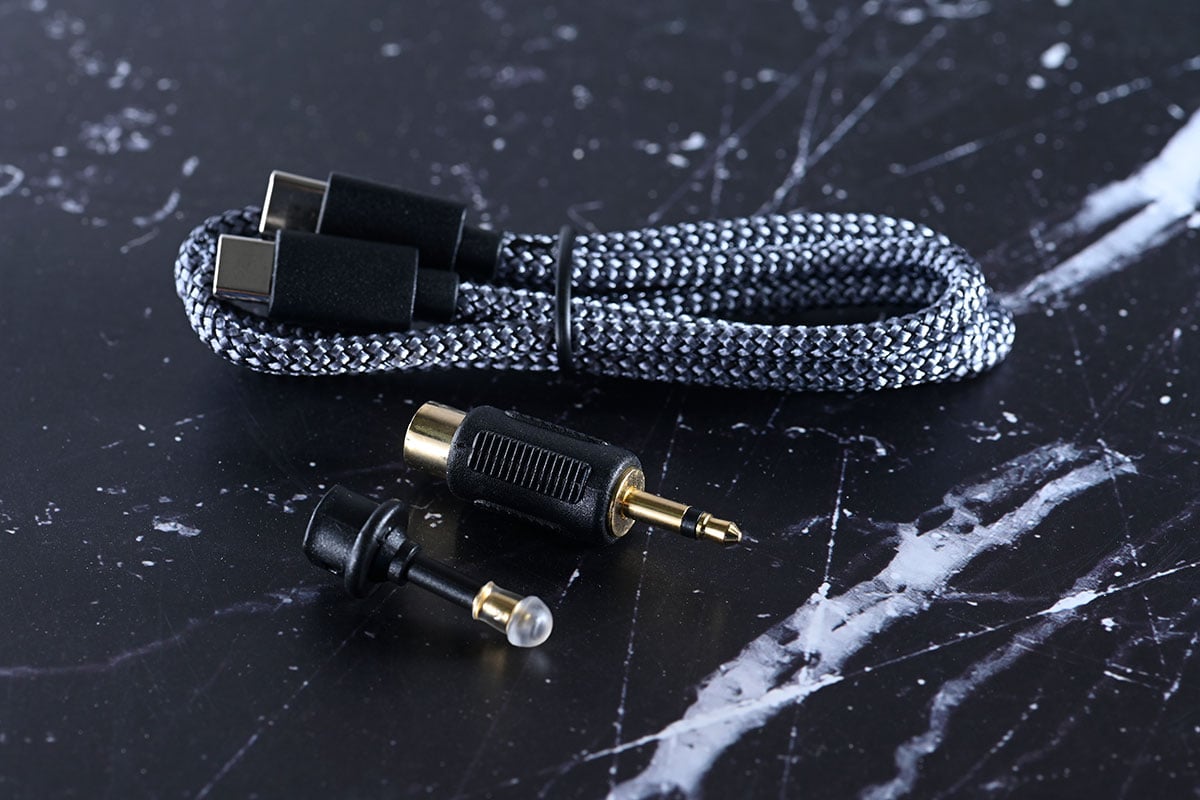 继推出TR-Amp、Sparrow等受欢迎产品之后,EarMen带来了高端全平衡架构的高性能便携解码耳扩Angel。 支持了 PCM 32bit/768kHz、DSD512、MQA 解码的高规格,还有 3,000mAh × 2 的高电量,再加上 3.5mm、4.4mm 耳机及 Line-out 的齐全接驳,桌面和便携两用,到底实际应用和音质表现如何? 今次就详细测试一下。