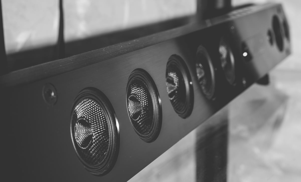 空間音頻(Spatial Audio)近來大行其道,可能由於早前蘋果耳機產品加入了同樣的功能,讓市場和用家都關注起來,不少廠商和音頻方案公司都一鼓作氣地為新一輪音頻產品作準備,當然,要形成一個優質音頻產品應用的生態圈,必須要有不同單位的全力支持和持續創新,除了最重要是大品牌產品導入,讓大部分消費者認之識之,音樂製作商、音樂播放平台、產品應用方案、演算法、軟件、音頻產品生產商或多或少也必須有一定程度的投入和配合才可讓一種新科技體驗深入大眾和讓其普及。當然用家體驗後的感受和實用程度也成為新興功能是否成功的主要因素。近來,元宇宙風氣讓有關視頻和音頻的科技推上一層樓,在電子競技遊戲和家庭影院的市場上,甚麼 3D 音場、多聲道杜比相關技術已經存在已久,然而,近來配合耳機和喇叭的空間音頻功能,也有不少革新,軟件和錄音科技的發展均造就更真實和更優質的音頻體驗。