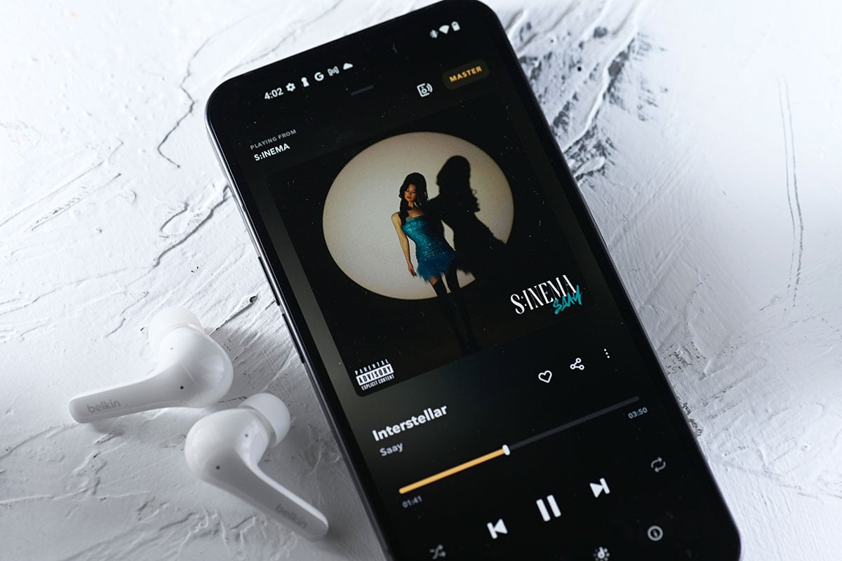 继之前推出了功能全面的旗舰型号 SOUNDFORM Immerse 之后,Belkin 今次带来的是更入门定位的 SOUNDFORM Flow,外形上更近似 AirPods,耳柄轻触式操控也是近年不少用家青睐的设计,另外更重要价钱更实惠,而一些实用的设计和功能依然颇齐全。