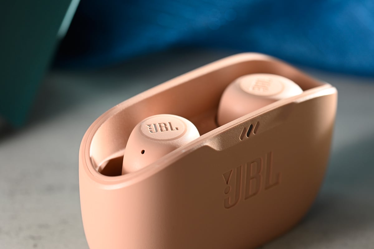 JBL 的 Wave 系列真無線耳機,對象一直都是入門級用家,以價錢為優先考慮的系列,音質、功能或會打點折扣,但加入價錢的考慮,從來都是抵買之選。問題反而是,JBL 怎樣可以令 Wave 系列愈賣愈平?要知高端產品提高成本、提高質素,很容易可以轉嫁產品上,入門級產品要慳,就要懂得去蕪存菁,新作 JBL Wave Buds,是其清減哲學中,一次有趣的體驗。