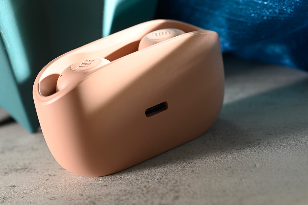 JBL 的 Wave 系列真無線耳機,對象一直都是入門級用家,以價錢為優先考慮的系列,音質、功能或會打點折扣,但加入價錢的考慮,從來都是抵買之選。問題反而是,JBL 怎樣可以令 Wave 系列愈賣愈平?要知高端產品提高成本、提高質素,很容易可以轉嫁產品上,入門級產品要慳,就要懂得去蕪存菁,新作 JBL Wave Buds,是其清減哲學中,一次有趣的體驗。