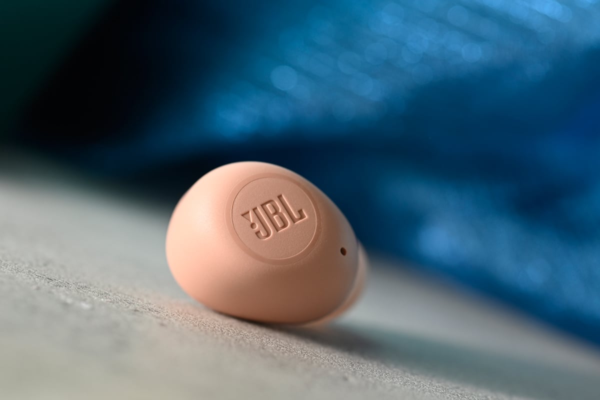 JBL 的 Wave 系列真無線耳機,對象一直都是入門級用家,以價錢為優先考慮的系列,音質、功能或會打點折扣,但加入價錢的考慮,從來都是抵買之選。問題反而是,JBL 怎樣可以令 Wave 系列愈賣愈平?要知高端產品提高成本、提高質素,很容易可以轉嫁產品上,入門級產品要慳,就要懂得去蕪存菁,新作 JBL Wave Buds,是其清減哲學中,一次有趣的體驗。
