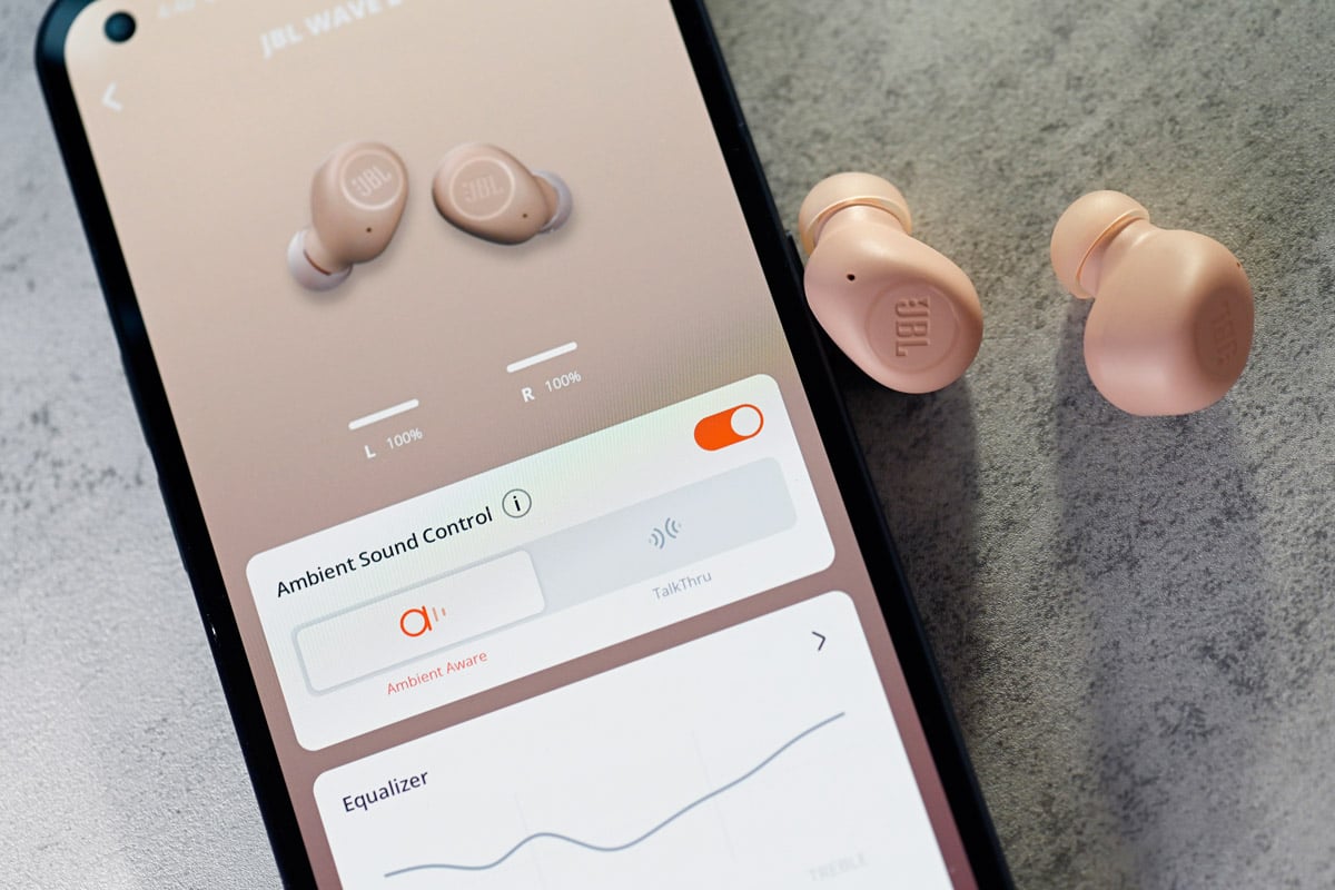 JBL 的 Wave 系列真無線耳機,對象一直都是入門級用家,以價錢為優先考慮的系列,音質、功能或會打點折扣,但加入價錢的考慮,從來都是抵買之選。問題反而是,JBL 怎樣可以令 Wave 系列愈賣愈平?要知高端產品提高成本、提高質素,很容易可以轉嫁產品上,入門級產品要慳,就要懂得去蕪存菁,新作 JBL Wave Buds,是其清減哲學中,一次有趣的體驗。