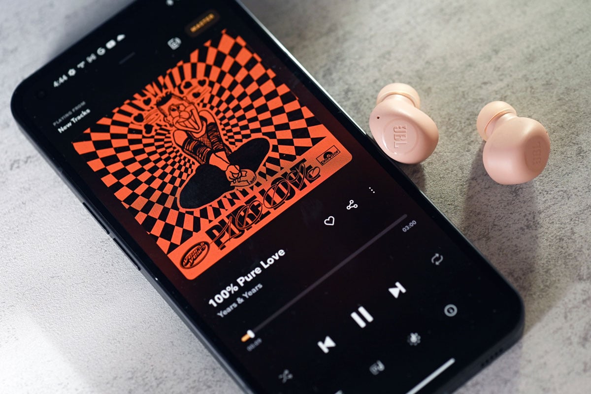 JBL 的 Wave 系列真無線耳機,對象一直都是入門級用家,以價錢為優先考慮的系列,音質、功能或會打點折扣,但加入價錢的考慮,從來都是抵買之選。問題反而是,JBL 怎樣可以令 Wave 系列愈賣愈平?要知高端產品提高成本、提高質素,很容易可以轉嫁產品上,入門級產品要慳,就要懂得去蕪存菁,新作 JBL Wave Buds,是其清減哲學中,一次有趣的體驗。