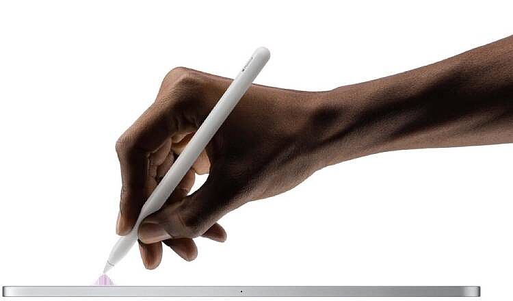 手拿Apple Pencil 在 iPad Pro 螢幕上操作 手拿Apple Pencil 在 iPad Pro 屏幕上操作