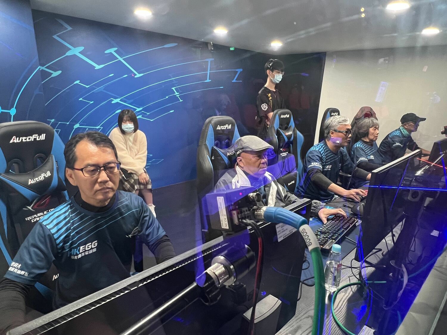 弘光尚青队银发长辈跟虚拟实况主对战英雄联盟。 弘光科大/提供