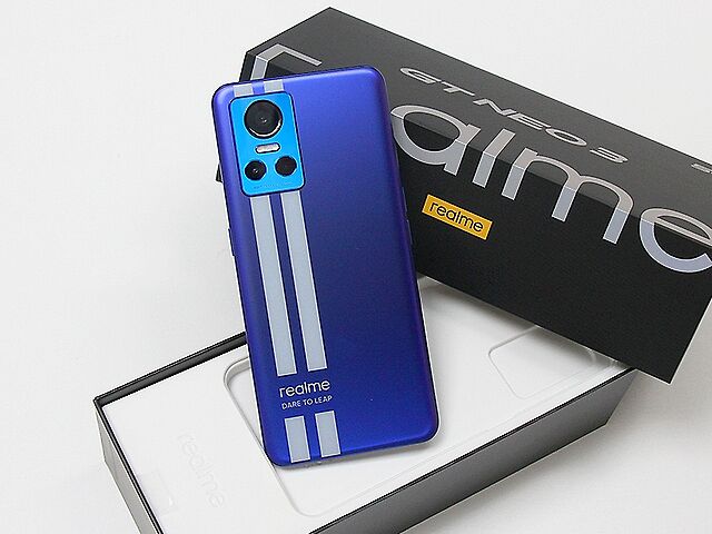 realme GT Neo5外型搶先曝光?可能延續三鏡頭相機設計 ▲可以看见 realme GT Neo5 还是延续 GT Neo3 的三镜头设计,不过整体背盖风格有了很大的转变(图为 realme GT Neo3)。